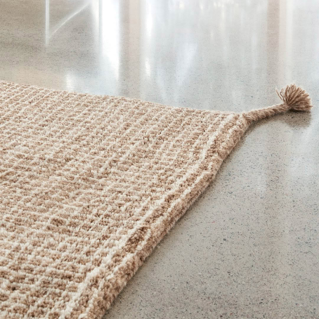 Hand-knoted_Grid_wool-carpet-col.-white-camel