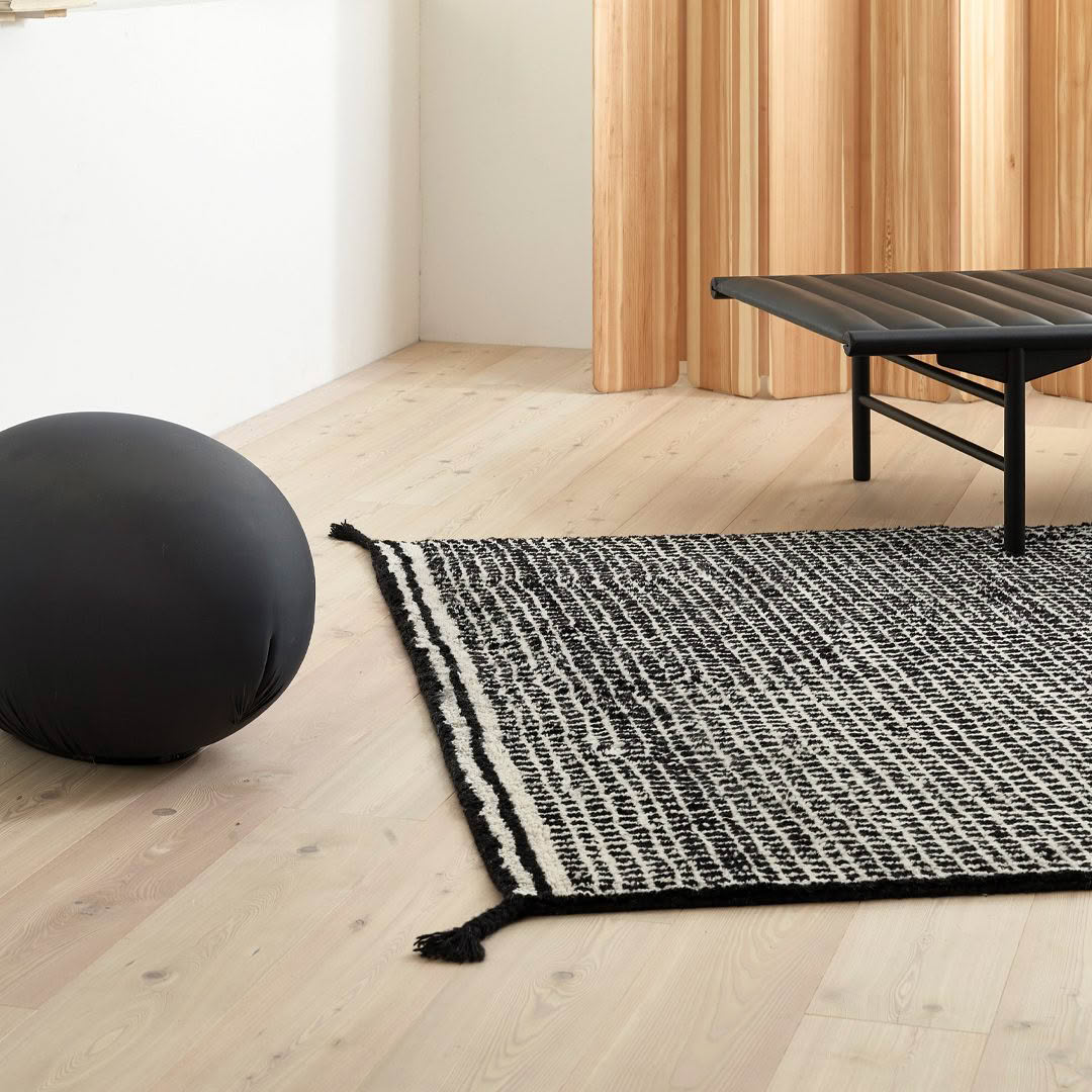 Hand-knotted_Wool-carpet_Grid_col.-white-black-2