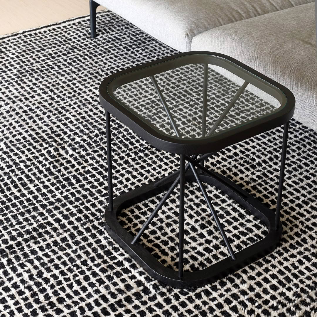 Hand-knotted_Wool-carpet_Grid_col.-white-black
