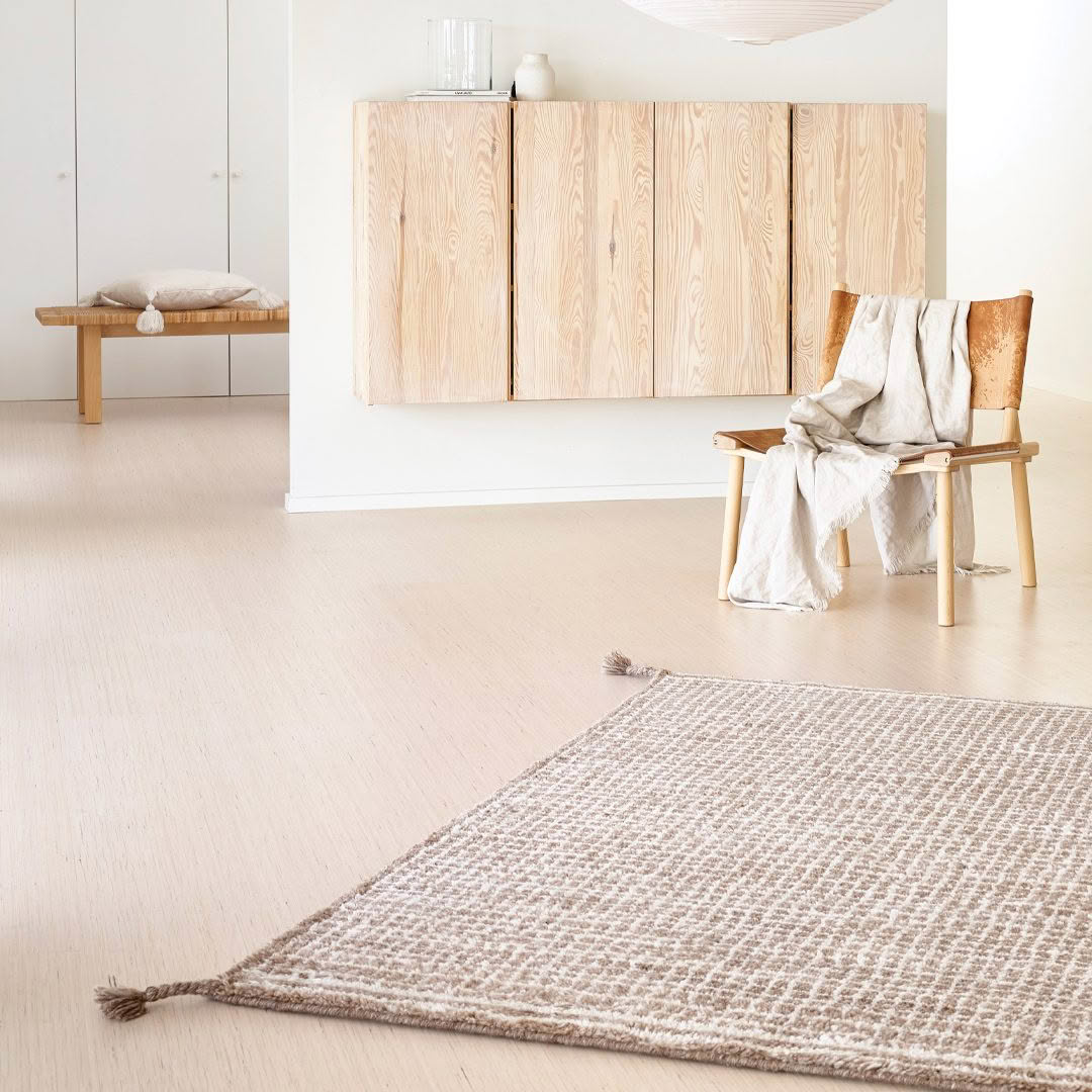 Hand-knotted_wool-carpet_Grid_col.-white-camel